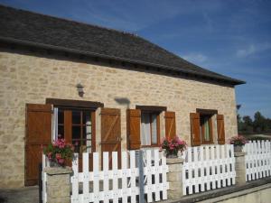 ValadyにあるGîte de Goutrensの家の前の白い塀
