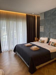 Ένα ή περισσότερα κρεβάτια σε δωμάτιο στο Positive Vibe Luxury Apartment with gated parking