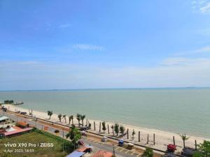 Blick auf den Strand mit Straße und Meer in der Unterkunft Mutiara Melaka Beach Resort in Malakka + 1 Foto