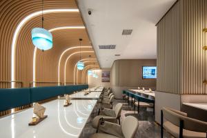 a waiting room with a long line of chairs and tables at Atour Hotel Shenzhen Nanshan West Lizhi Valley Industrial Park in Shenzhen
