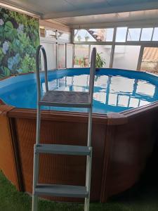 Sanfins do DouroにあるD'ouro Prestige Relaxのスイミングプール前の椅子