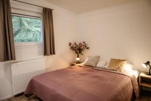 une chambre blanche avec un lit avec une fenêtre dans l'établissement Modern chalet Heinkenszand VP104, à Heinkensand