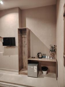 Μια τηλεόραση ή/και κέντρο ψυχαγωγίας στο Shwathina Inn نزل شواذنة