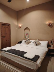 Ένα ή περισσότερα κρεβάτια σε δωμάτιο στο Shwathina Inn نزل شواذنة