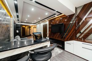 Μια τηλεόραση ή/και κέντρο ψυχαγωγίας στο Bright & Modern Flat by the Circus