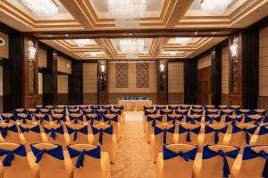 een feestzaal met blauwe en witte stoelen bij Jajati Courtyard in Jajpur Road