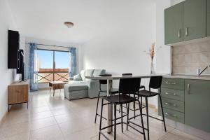 a kitchen and living room with a table and chairs at Piso la esperanza in Gran Tarajal