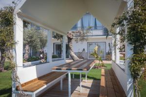 a wooden bench sitting on the side of a house at Casa Lorenzo in Lavagna