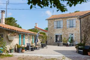 マレンヌにあるGite les Cigognesの石造りの家(パティオ付)