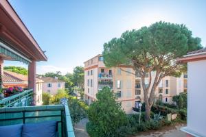 ein Blick vom Balkon eines Mehrfamilienhauses in der Unterkunft Un Havre De Paix in Fréjus