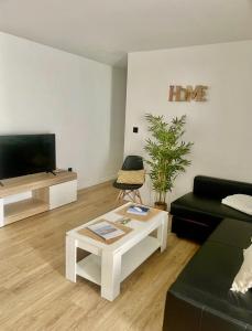 Una sala de estar con un sofá y una mesa de café. en Alma gaditana en la caleta, en Cádiz