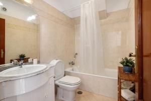 カストロ・マリンにあるGlamorous Villa T3 Praia Verdeのトイレ、浴槽、洗面台を備えたバスルーム +20枚の写真