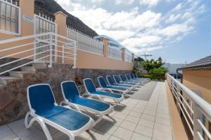 a row of chairs on the roof of a building at Casa Puesta del sol in Acantilado de los Gigantes
