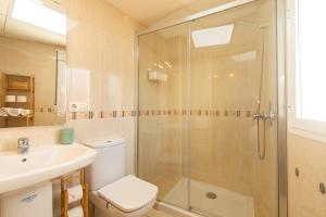 アギラスにあるTerraza en Avenida Principal y junto a la Playa - by Aloha Palmaのシャワー、トイレ、洗面台を備えたバスルーム +30枚の写真