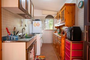 eine Küche mit Spüle und Kühlschrank in der Unterkunft Villa degli Ulivi in San Pietro in Bevagna + 21 Fotos