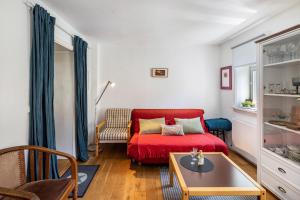 a living room with a red couch and a table at Ferienhaus Schotten in Schotten