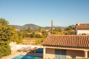 una casa con piscina y tumbonas en Maison Ferienhaus Grillons, en Saint-Tropez