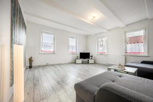 un salon avec un canapé et une télévision dans l'établissement Ferienwohnung Bartölke, à Bockenem