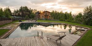 コッラルボにあるSchartneralm Fichteのベンチと家のある庭のプール