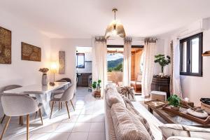 un salon avec un canapé et une table dans l'établissement Pause à Monticello - Climatisé vue montagnes, à Monticello