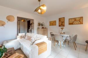 un salon avec un canapé blanc et une table dans l'établissement Pause à Monticello - Climatisé vue montagnes, à Monticello 7 autres photos