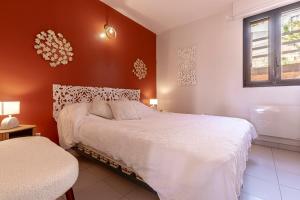 une chambre avec un lit blanc et une fenêtre dans l'établissement Pause à Monticello - Climatisé vue montagnes, à Monticello