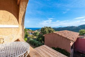 un balcon avec une table et une vue sur l'océan dans l'établissement Pause à Monticello - Climatisé vue montagnes, à Monticello