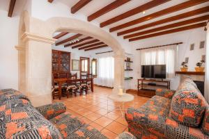 un salon avec deux canapés et une télévision dans l'établissement Dofí, à Cala Millor