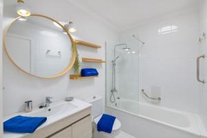 un bagno con doccia, lavandino e specchio di Puerto Chico C a Playa Blanca Altre 17 foto