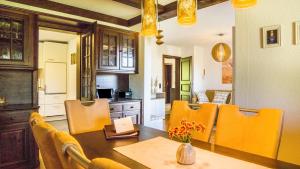 une cuisine et une salle à manger avec une table et des chaises dans l'établissement Schluchseeoase, à Schluchsee