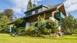 une maison sur un champ herbeux devant dans l'établissement Schluchseeoase, à Schluchsee