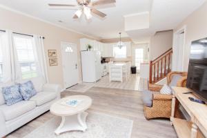 Posezení v ubytování 125 E Lakeshore DR