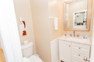 Koupelna v ubytování 125 E Lakeshore DR + 31 fotografií