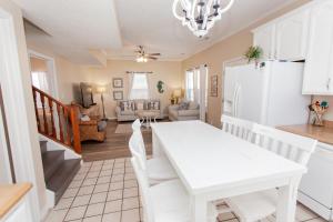 Posezení v ubytování 125 E Lakeshore DR