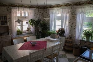 a dining room with a table and chairs and windows at Damwildhof Blievenstorf- Ferienhaus in Blievenstorf