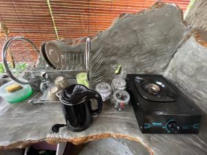 um balcão com uma torradeira e comodidades para preparar café em Cabin swargana em Tampaksiring