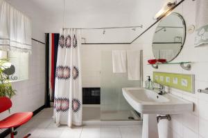 ein Badezimmer mit Duschvorhang und Waschbecken in der Unterkunft Guest House Casa S Martinho in Oliveira de Azemeis + 27 Fotos