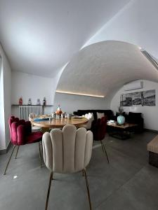 卡瓦伊翁韦罗内塞Casa Brunetta con sauna giardino e parcheggio privati的有一张桌子和几把椅子的客厅