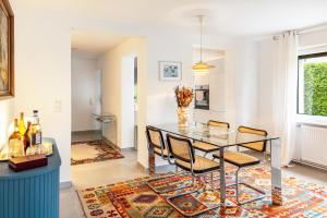 ヴィッテンベルゲにあるDahlienhofのダイニングルーム(ガラスのテーブル、椅子付)