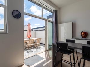 プルームール・ボドゥーにあるTy Ker by Madame Est Servieのキッチン、パティオの景色を望むダイニングルーム +12枚の写真