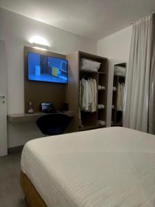 卡瓦伊翁韦罗内塞Casa Brunetta con sauna giardino e parcheggio privati的一间卧室，墙上有一张床和一台电视 更多34张照片