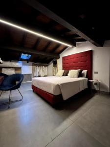 卡瓦伊翁韦罗内塞Casa Brunetta con sauna giardino e parcheggio privati的卧室里有一张带红色床头板的大床