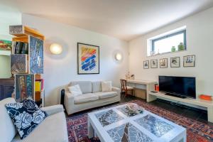 a living room with a couch and a tv at Villa Olivia Cielo e Terra in Merine