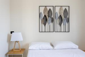 ムーロ・レッチェーゼにあるTenuta Concamarauの壁に額縁に入った3枚の羽根が飾られた寝室 +29枚の写真