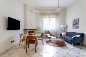 ムーロ・レッチェーゼにあるTenuta Concamarauの青いソファとテーブルのあるリビングルーム