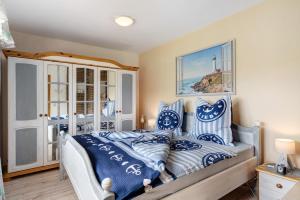 a bedroom with a bed with blue and white pillows at Ferienwohnung Heimathafen in Lensahn