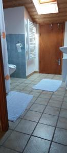 bagno con doccia e porta in legno di Gîte Chevenoz a Chevenoz Altre 9 foto