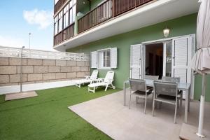 a patio with chairs and a table on a balcony at Sunset Gabriela in Candelaria