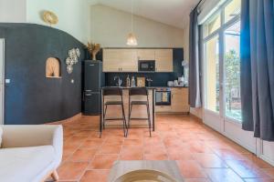 Una cocina con una mesa y sillas en una habitación. en Domaine Plan Des Devens Tendresse, en Les Roussens