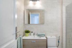 プラヤ・ブランカにあるApartamento Seaview Limonesの洗面台、トイレ、鏡のあるバスルーム +24枚の写真